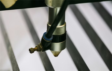 k&ouml;zvetlen r&eacute;sz m&aacute;rka